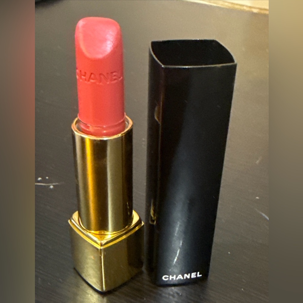 **SOLD** CHANEL Rouge Allure Velvet Extreme Lipstick #85 Coquette